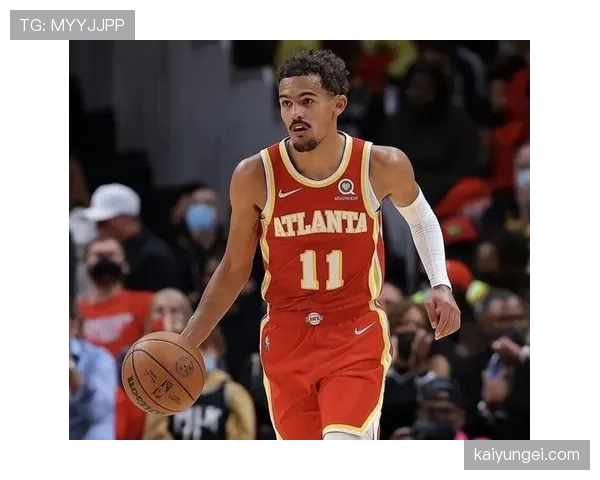 特雷·杨场下穿拖鞋逛超市，这松弛感是真敢花大合同的钱啊